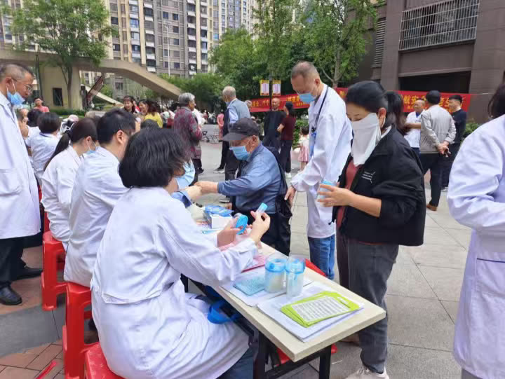 義診現場居民排隊諮詢